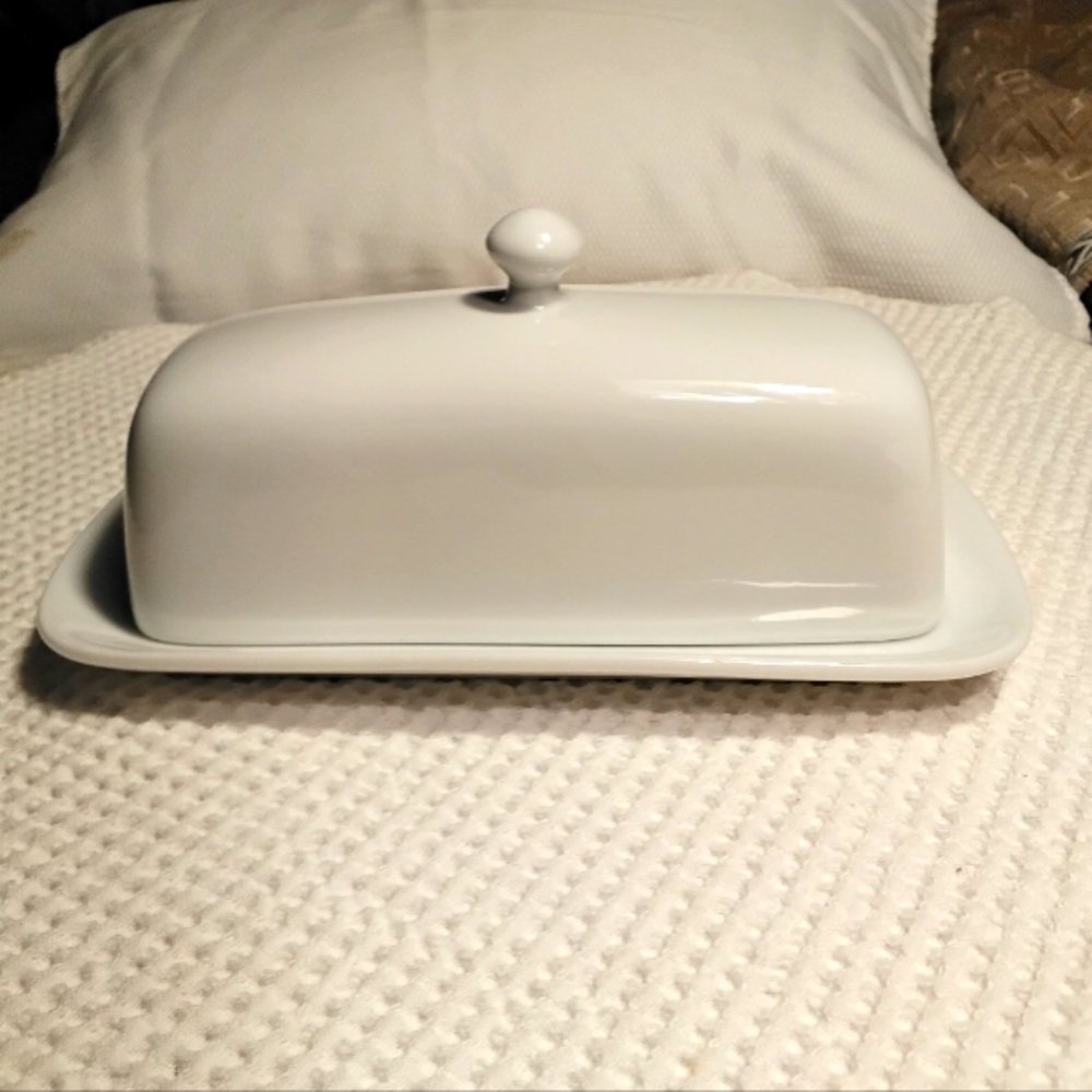 BIA Cordon Bleu Classic White Smooth Covered Butter Dish W/Knob 8" x 4"